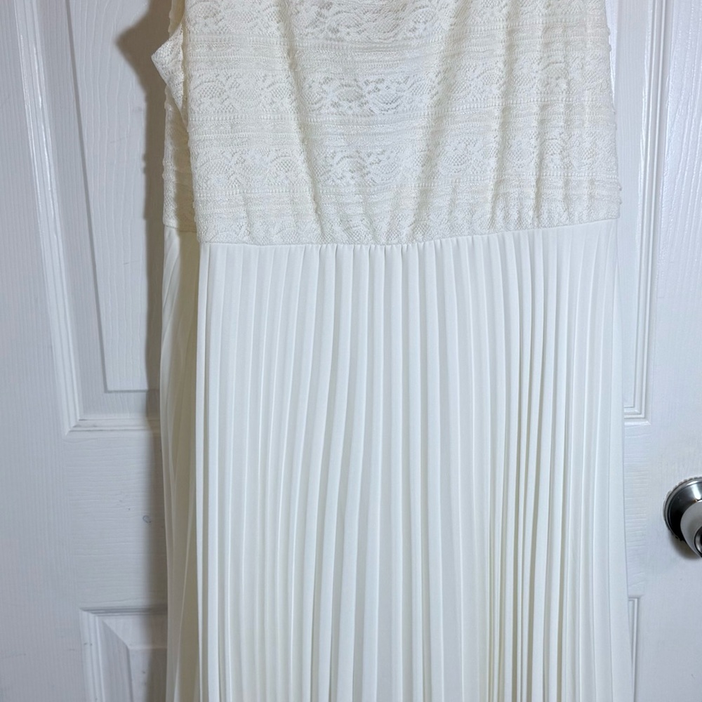 Elegant White Lace Pleated Dress
